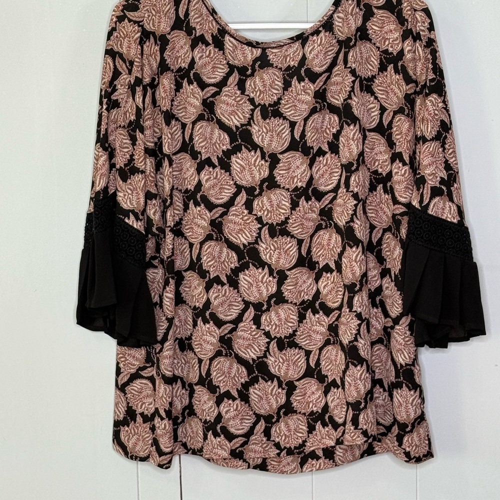 ⭐️3/$25⭐️ Daniel Rainn Leaf Paisley Flutter Sleeve top